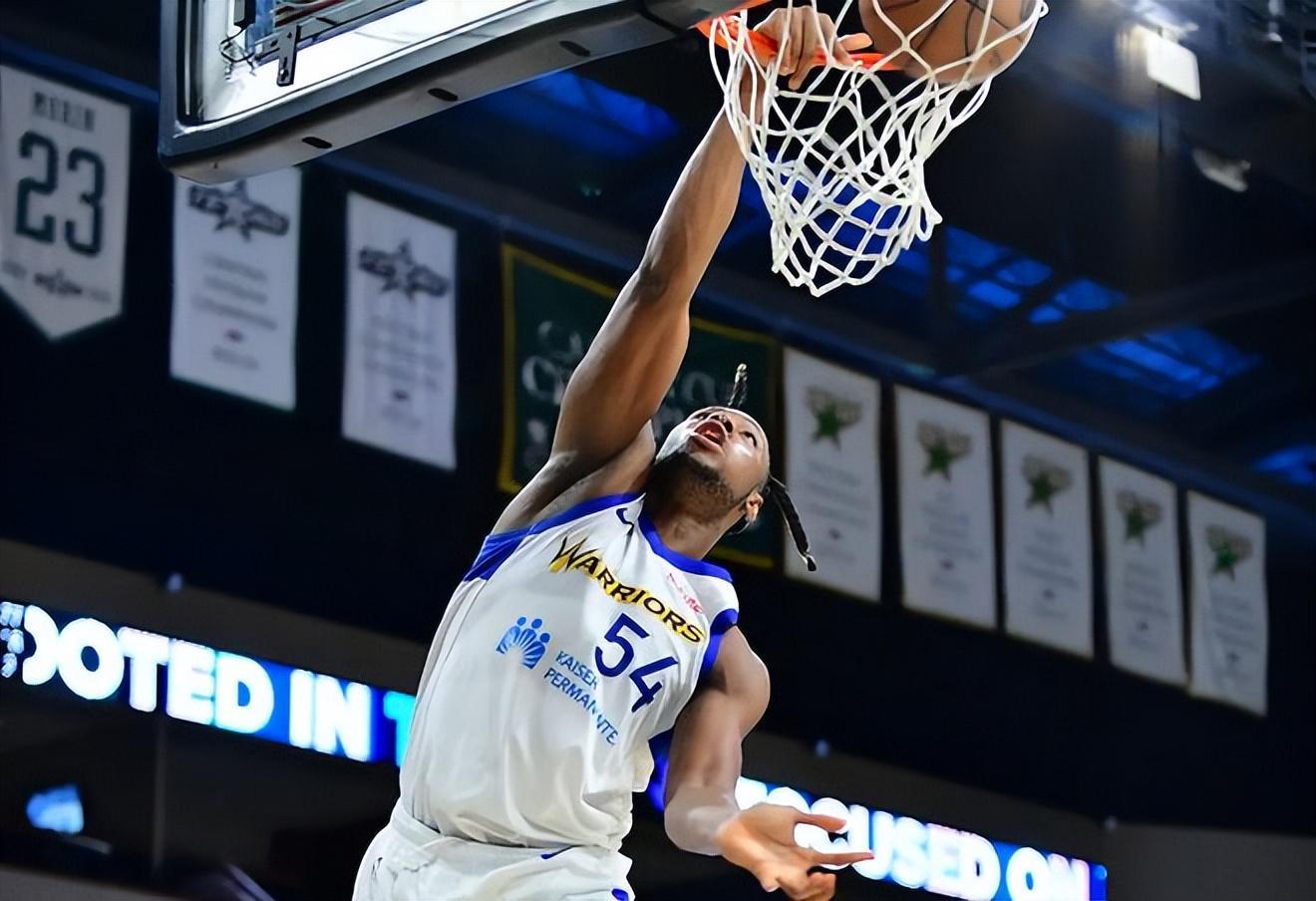 半岛体育全站-发展联盟表现平平，勇士二队先发中锋想要重返NBA还得提升状态？