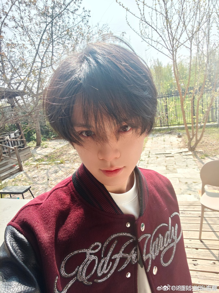 左航红色棒球服造型亮相，少年感十足|会好|天气|演唱会现场_新浪新闻